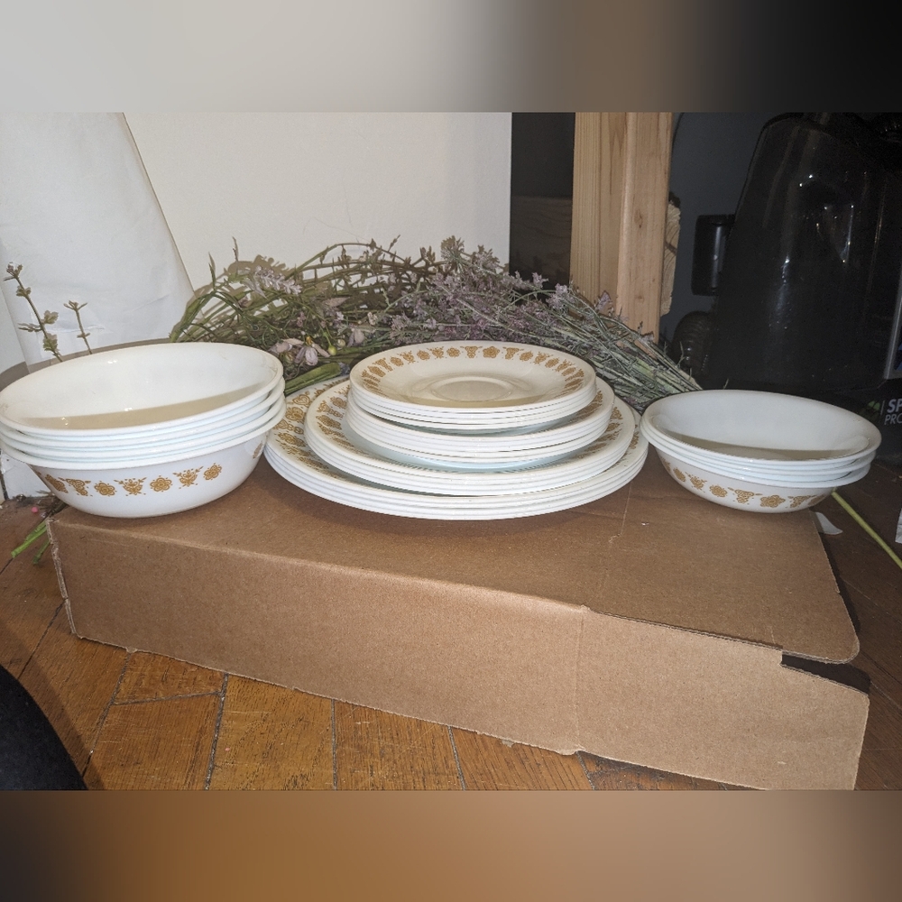 Corelle Gold Floral Rimmed Dish Set- EXCELLENT CONDITION